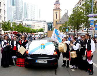 Na imaxe, a representación galega na Parade der Kulturen que se celebra con carácter bianual en Frankfurt 