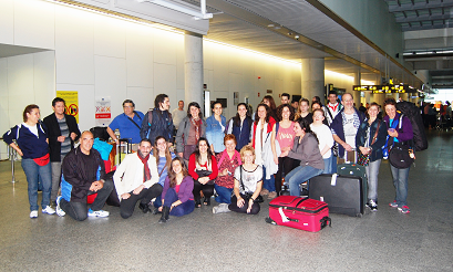 Imaxe da chegada esta mañá das e dos participantes do programa ‘Escolas Aberta 2014’ da Secretaría Xeral da Emigración ao aeroporto compostelán de Lavacolla