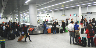 Imagen de la llegada esta mañana de las y los participantes del programa 'Escolas Aberta 2014' de la Secretaría Xeral da Emigración al aeropuerto compostelano de Lavacolla