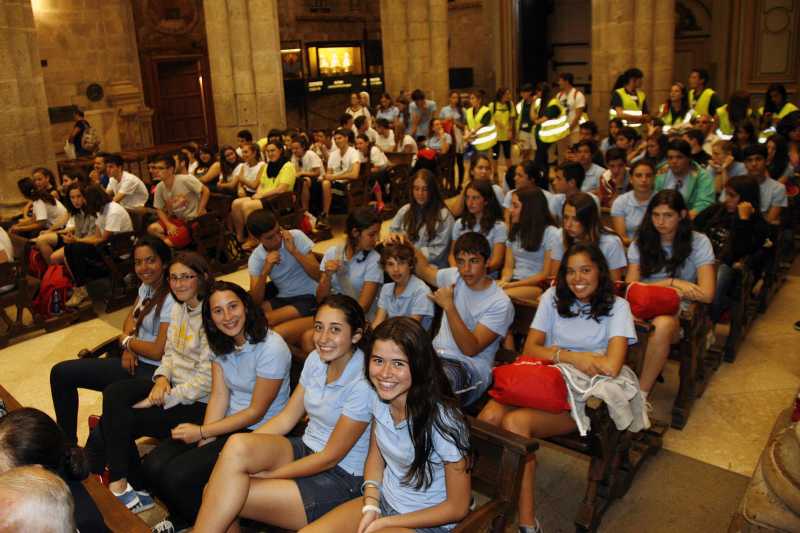 Casi doscientos gallegas y gallegos de la diáspora que participan este verano en dos de los programas de la Secretaría General de la Emigración han coincidido esta tarde en la basílica compostelana 
