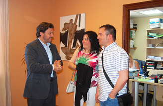 Imaxe da xuntanza do secretario xeral da Emigración con membros da directiva do Centro Galego da capital burgalesa