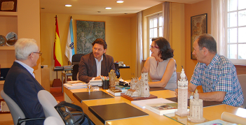 Imaxe da xuntanza do secretario xeral da Emigración con membros da directiva do Centro Galego de Córdoba