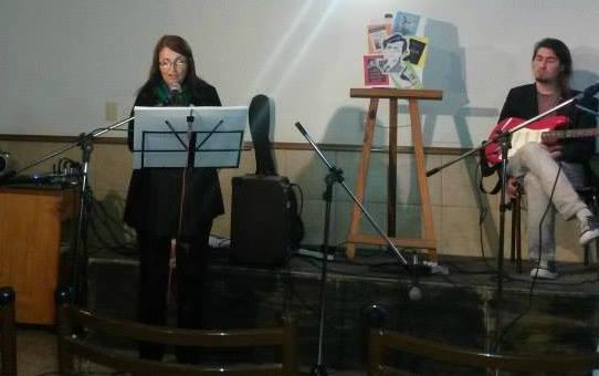 La periodista María Laura Nóbrega condujo el desarrollo del acto