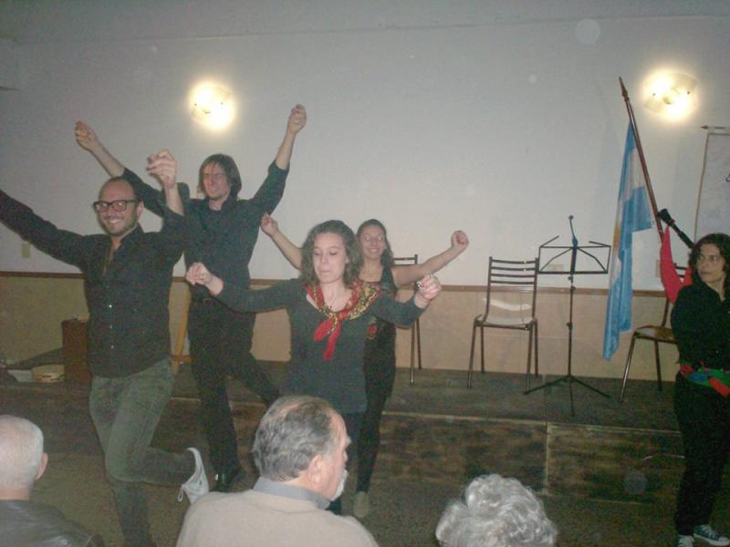Momento de la actuación del grupo de baile tradiciional de la entidad