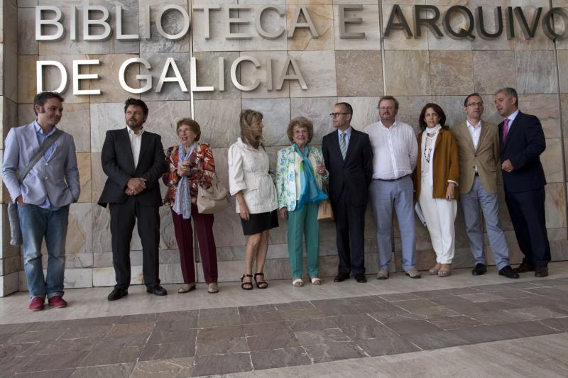 O conselleiro de Cultura, Xesús Vázquez Abad, asinou este mércores a acta de doazón á Cidade da Cultura do Arquivo da Asociación ‘O Penedo, Fogar Galego’, xunto á que fora presidenta da devandita asociación, xa extinguida, Iolanda Díaz Gallego. Foto: Ana Varela
