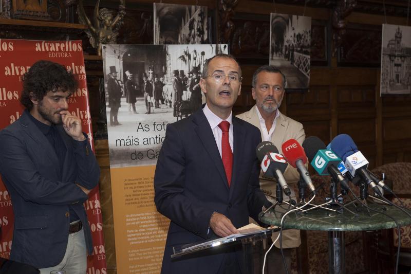 O conselleiro de Cultura, Educación e Ordenación Universitaria, Xesús Vázquez Abad, inaugurou no Café Casino de Santiago ‘As fotos máis antigas de Galicia’. Foto: Xoán Crespo