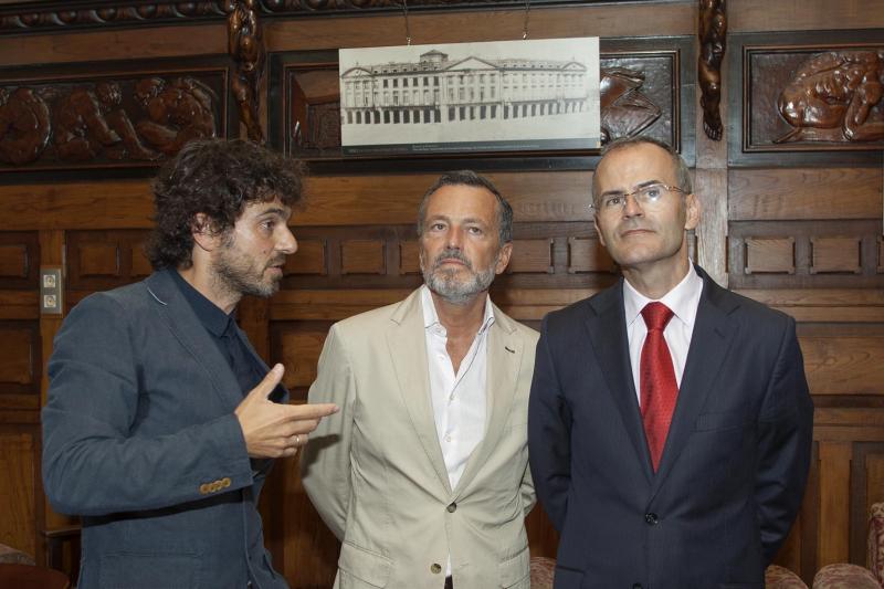 O conselleiro de Cultura, Educación e Ordenación Universitaria, Xesús Vázquez Abad, inaugurou no Café Casino de Santiago ‘As fotos máis antigas de Galicia’. Foto: Xoán Crespo