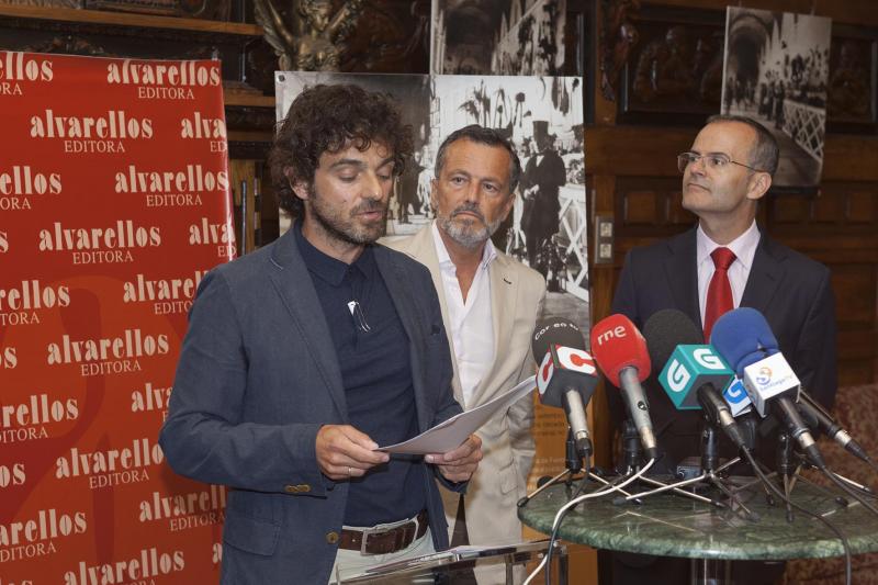 O conselleiro de Cultura, Educación e Ordenación Universitaria, Xesús Vázquez Abad, inaugurou no Café Casino de Santiago ‘As fotos máis antigas de Galicia’. Foto: Xoán Crespo