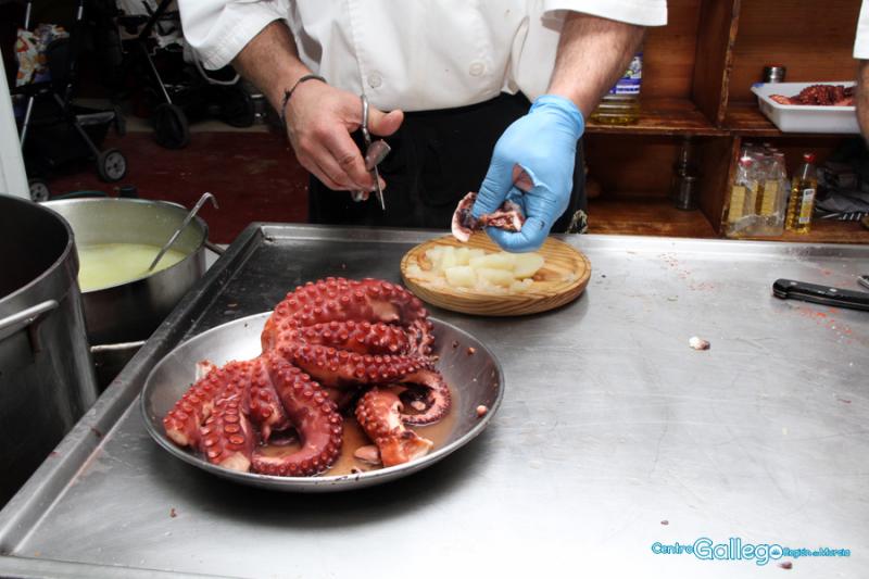 Elaborando os pratos típicos no posto do Centro Galego da Rexión de Murcia