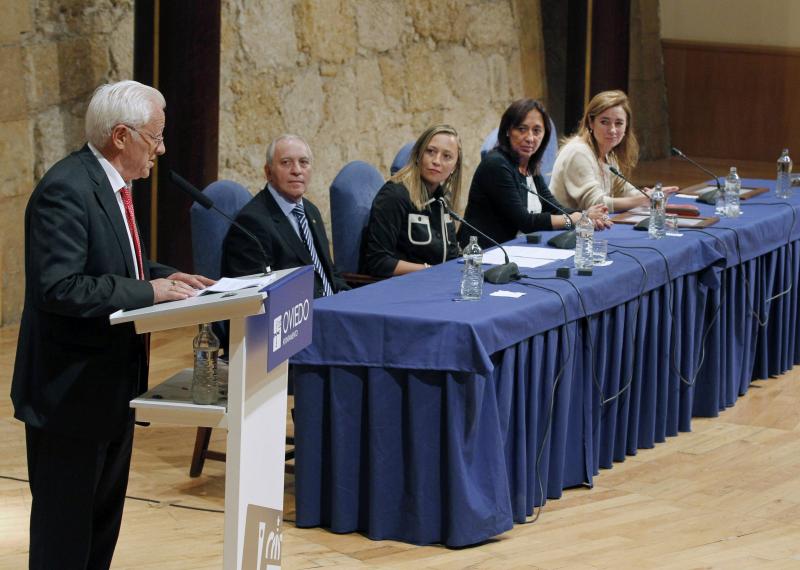 La consejera de Hacienda, Elena Muñoz Fonteriz, asistió hoy en Oviedo a la imposición de las insignias de oro de la Asociación Día de Galicia en Asturias