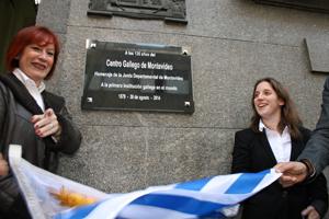 A presidenta da Xunta Departamental de Montevideo, Maite López (dta.), descubriu a placa
