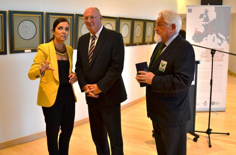 Rojo, Lebrun e o escultor Manuel Ferreiro Badía durante o acto de inauguración da exposición na sede do Comité das Rexións