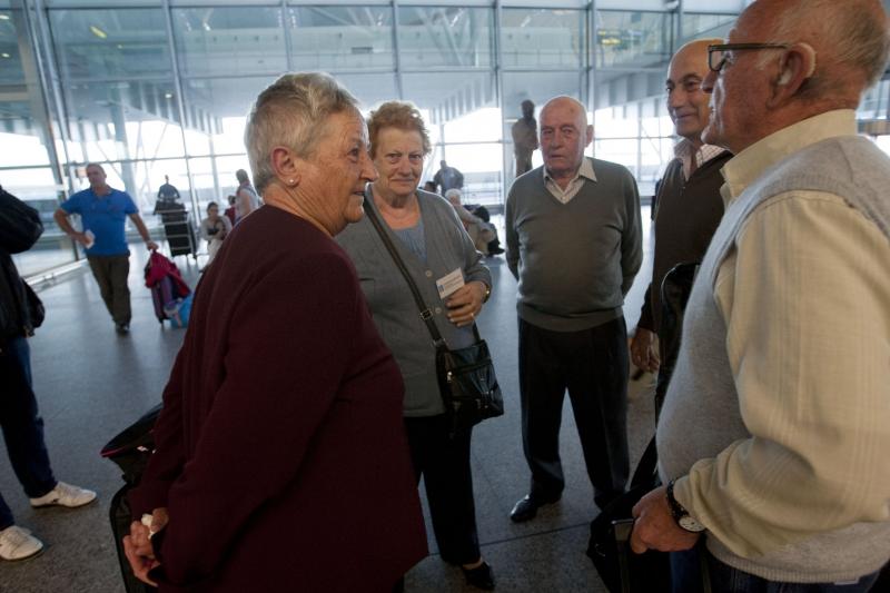As e os participantes no programa Reencontros na Terra 2014 da Secreataría Xeral da Emigración á súa chegada aos aeroportos de Vigo e Santiago de Compostela