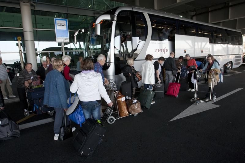 Las y los participantes en el programa Reencontros na Terra 2014 de la Secreataría Xeral da Emigración a su llegada a los aeropuertos de Vigo y Santiago de Compostela