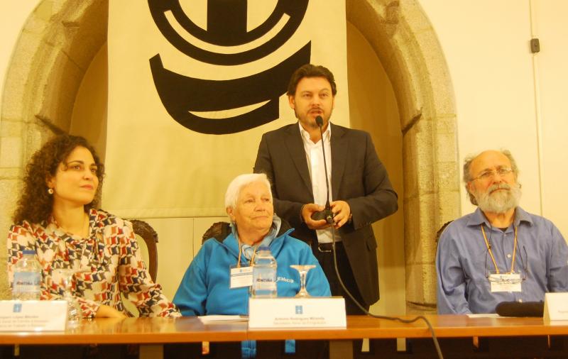 De esquerda a dereita: Amparo Gonzaléz, Candelaria Pérez Pereira (a persoa de máis idade das participantes, presidindo a clausura do acto), Rodríguez Miranda (de pé), e Julio Pinilla (o participante que falou en nome dos 134 da edición deste ano)