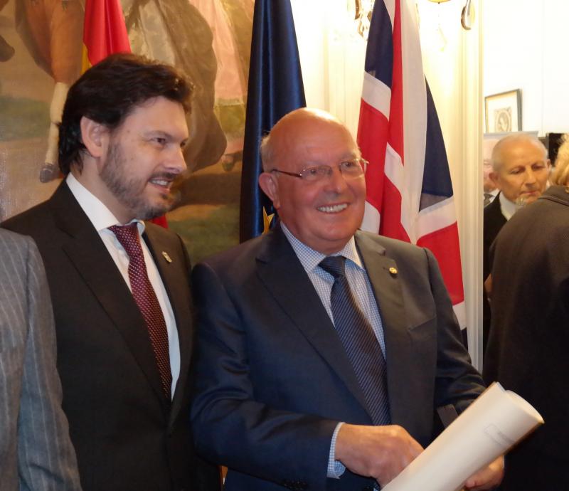 Na imaxe, o secretario xeral da Emigración e o galego Ernesto Atanes, galardoado coa Medalla de Honra da Emigración