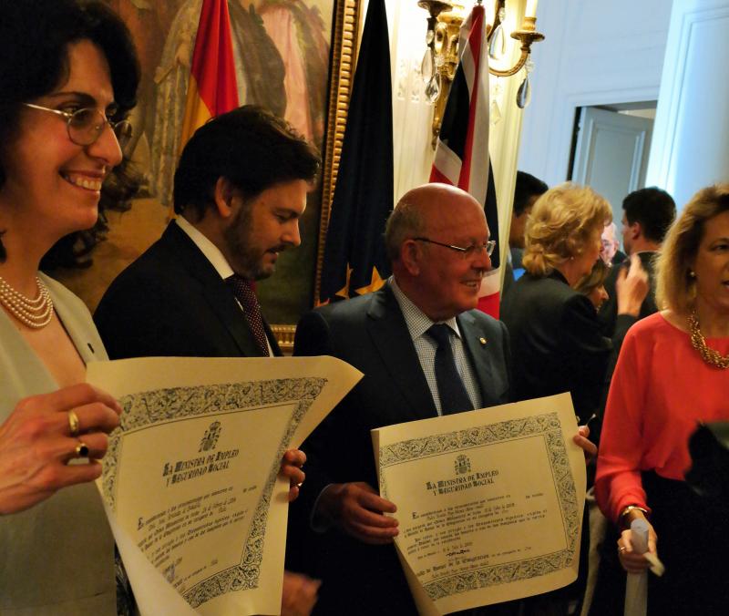 Miranda, no centro, con Irene Fernández de Bobadilla e Ernesto Atanes durante o acto celebrado na Embaixada de España na capital británica