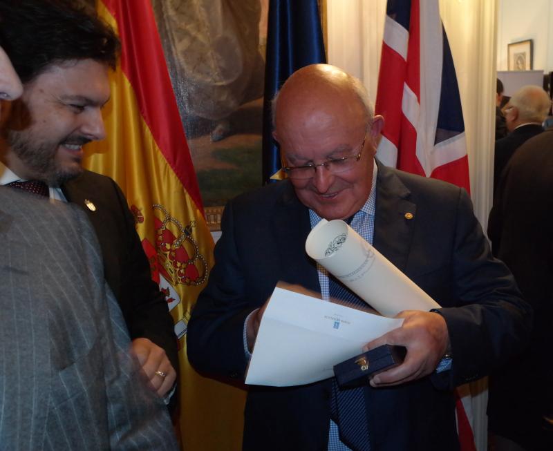 En la imagen, el secretario xeral da Emigración y el gallego Ernesto Atanes, galardonado con la Medalla de Honor de la Emigración