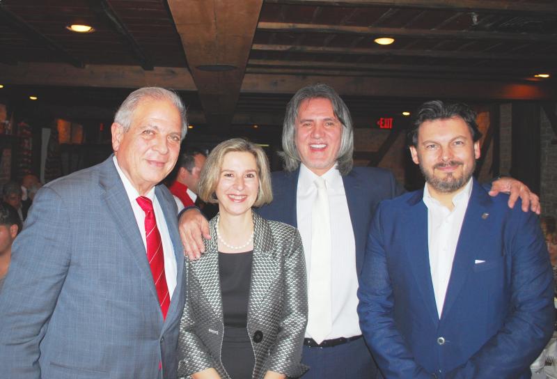 De izquierda la derecha: el alcalde de Miami, Tomás Regalado; la directora gerente de Turgalicia, Carmen Pita; el homenajeado, el empresario gallego José Manuel Brandariz; y el secretario xeral da Emigración, Antonio Rodríguez Miranda