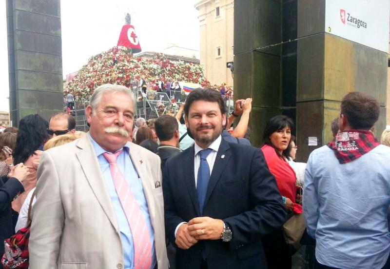 Na imaxe, Miranda co presidente do Centro Galego de Zaragoza, José Luis Vázquez Rouco ante a imaxe procesional da Virxe do Pilar