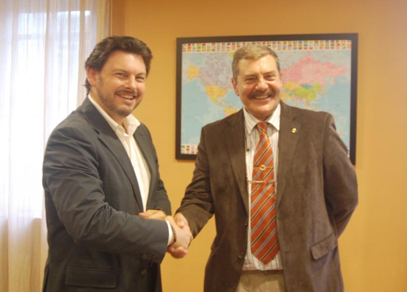 Imaxe da reunión do secretario xeral da Emigración con Francisco Fernández Lista, presidente da Casa Galega de Castela A Mancha