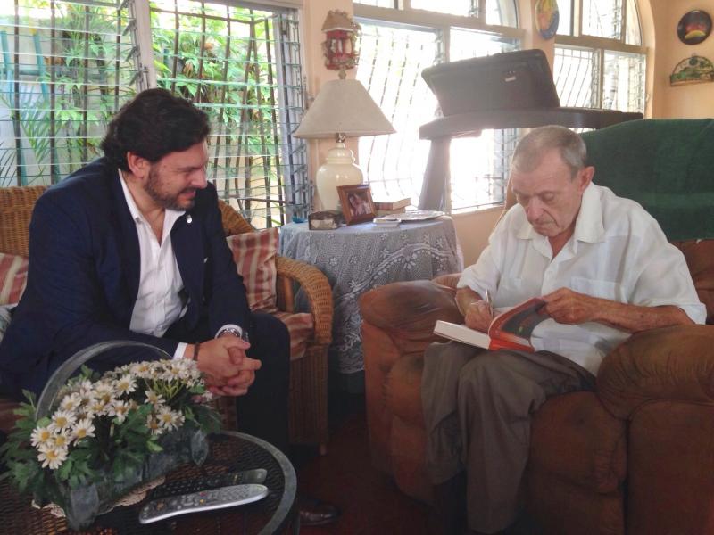 O secretario xeral da Emigración con Carlos Esteban Deive (escritor e humanista dominicano nado en Sarria)