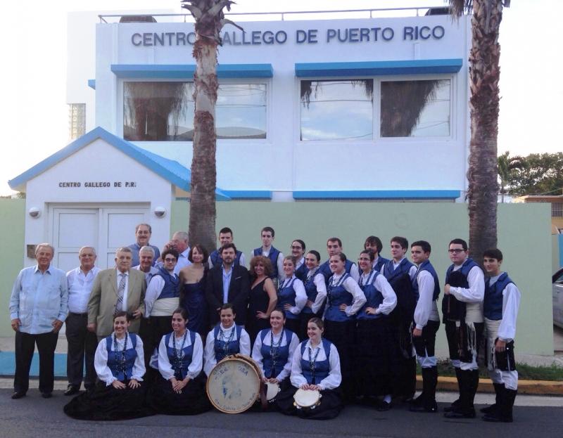 Miranda coa directiva do Centro Galego de Porto Rico e compoñentes do grupo folclórico de Casa Galicia de Nova York