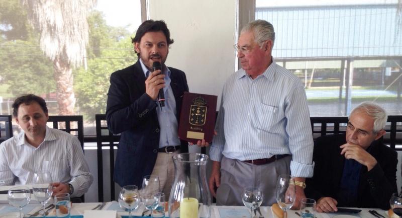 O secretario xeral da Emigración entregando metopa a José Gómez Vilacoba, presidente do Centro Galego de Porto Rico