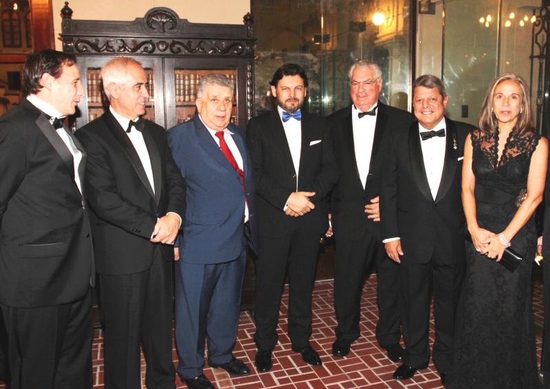 De izquierda a derecha: Gonzalo Giménez (consejero de Empleo y Seguridad Social de la Embajada de España en los EE.UU.); Miras Portugal; Tony Sánchez (empresario gallego en EE.UU.), Rodríguez Miranda, José Gómez Vilacoba (presidente del Centro Gallego de Puerto Rico); y José de Santiago (presidente de la Casa de España de Puerto Rico) y su esposa, María Esther Suardiaz