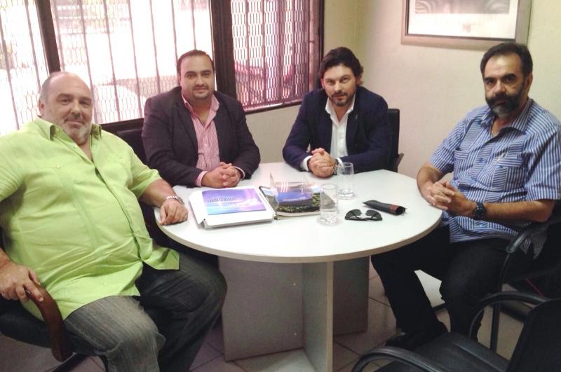 Miranda con (de izquierda a derecha) Iván Armengou, Carlos Rodríguez Fernández, y Eduardo Pahíno (miembros de la AEGARD)