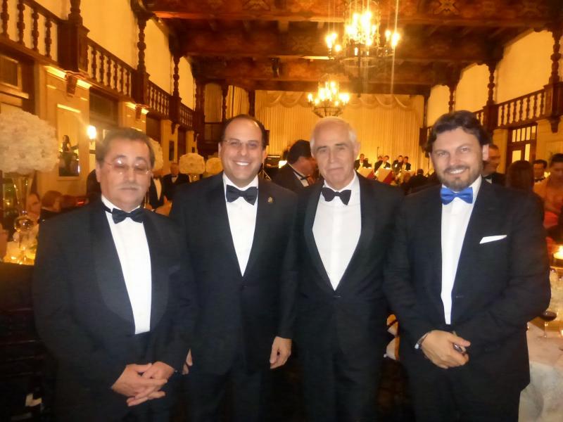 El presidente de la Cámara de Representantes de Puerto Rico, Honorable Jaime Perelló Borrás, acompañado de tres gallegos: Gabino Iglesias, canciller del Consulado de España en San Juan; Aurelio Miras Portugal, director general de Migraciones, y Antonio Rodríguez Miranda, secretario xeral da Emigración de la Xunta de Galicia