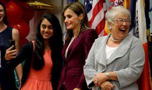 Carmen Fariña, á dereita da imaxe, nun acto coa raíña Letizia. Foto: Ballesteros - EFE