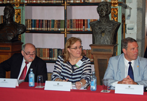 Torres (á dereita na imaxe) durante a reunión da Comisión Delegada do Consello de Comunidades Galegas celebrada en Santiago de Compostela o pasado xuño 