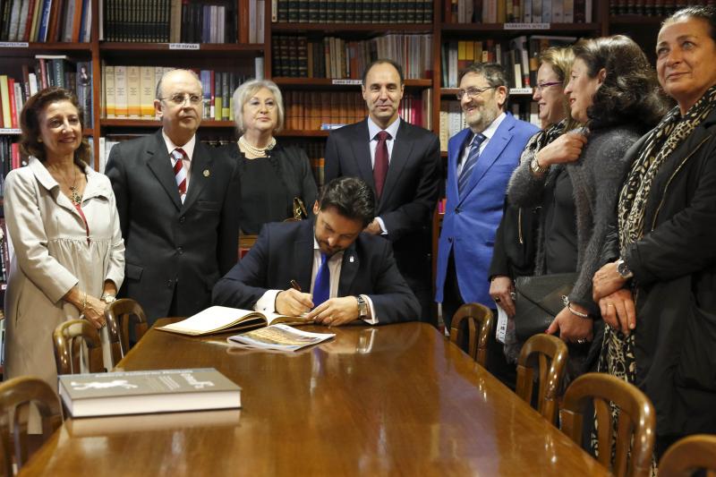Antonio Rodríguez Miranda asinando no Libro de honra do Centro Galego de Santander