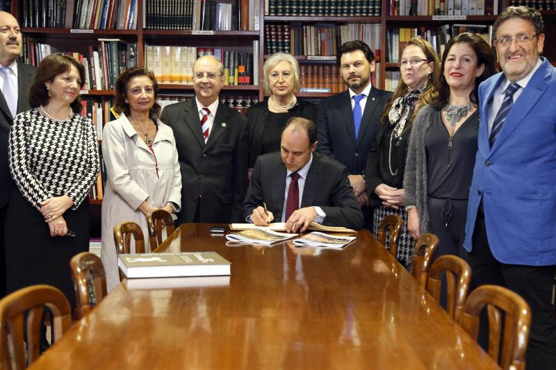 Ignacio Diego firmando en el Libro de honor del Centro Gallego de Santander