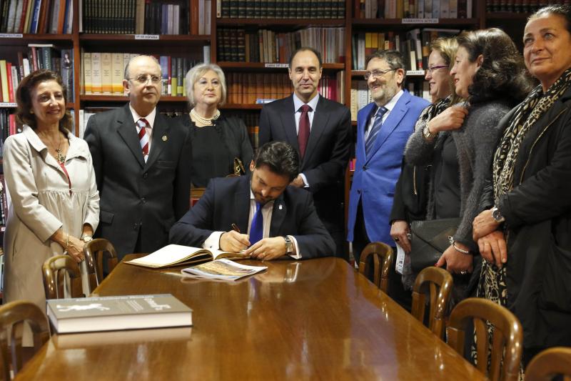 Antonio Rodríguez Miranda firmando en el Libro de honor del Centro Gallego de Santander