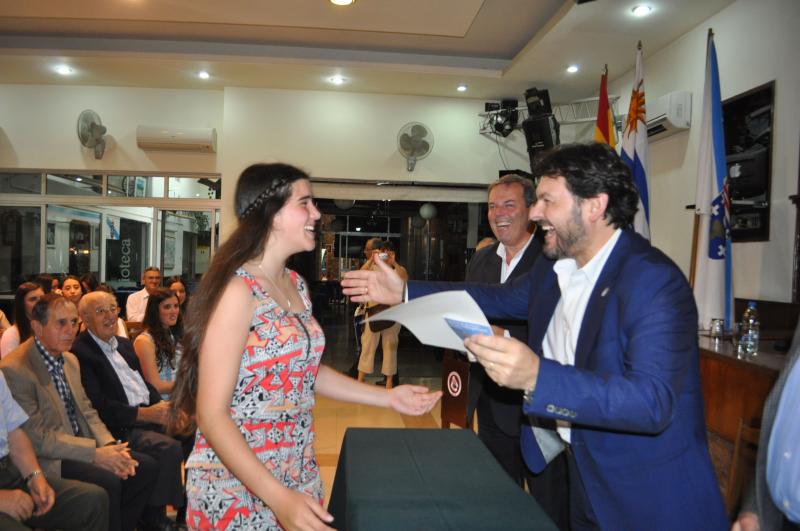 Imaxe do acto de entrega das compostelas ás rapazas e os rapaces participantes no Conecta con Galicia 2014 da Secretaría Xeral da Emigración