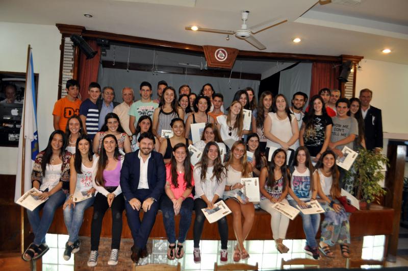 Foto con las chicas y los chicos gallegos del Uruguay que realizaron este verano el Camino de Santiago dentro del programa 'conecta con Galicia' de la Secretaría Xeral da Emigración