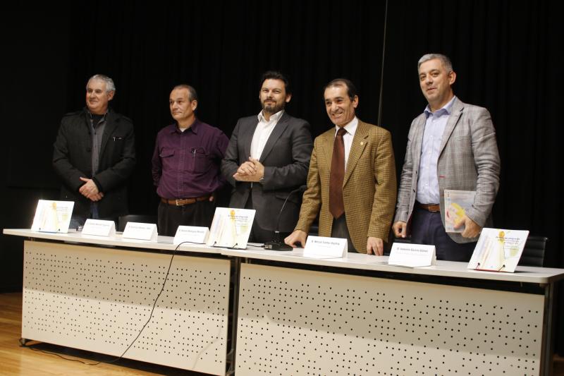 O secretario xeral da Emigración (no centro da imaxe) e o de Política Lingüística (primeiro pola dereita) durante a presentación do libro no Porriño