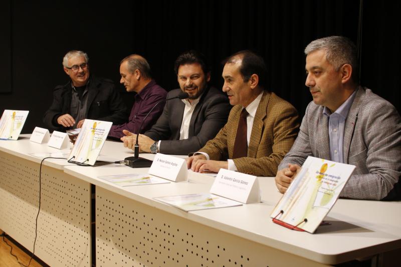 El secretario xeral da Emigración (en el centro de la imagen) y el de Política Lingüística (primero por la derecha) durante la presentación del libro en O Porriño
