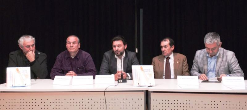 El secretario xeral da Emigración (en el centro de la imagen) y el de Política Lingüística (primero por la derecha) durante la presentación del libro en O Porriño