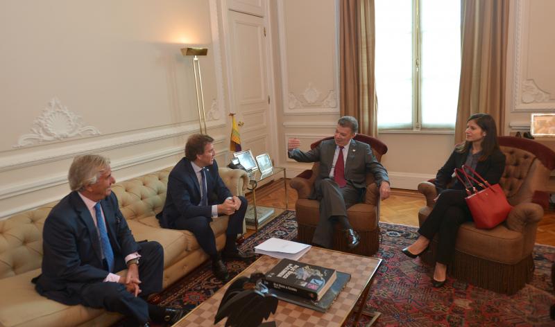 O titular da Xunta finaliza a súa viaxe institucional cunha reunión con Juan Manuel Santos Calderón 