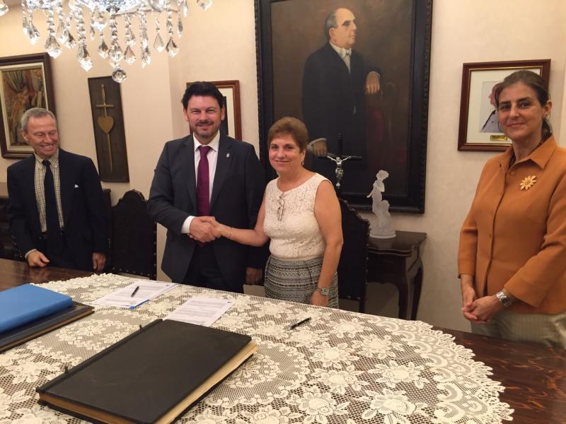 Sinatura do convenio de colaboración. Con Miranda e Regina Jallas, o embaixador de España e a cónsul xeral en Río de Xaneiro 