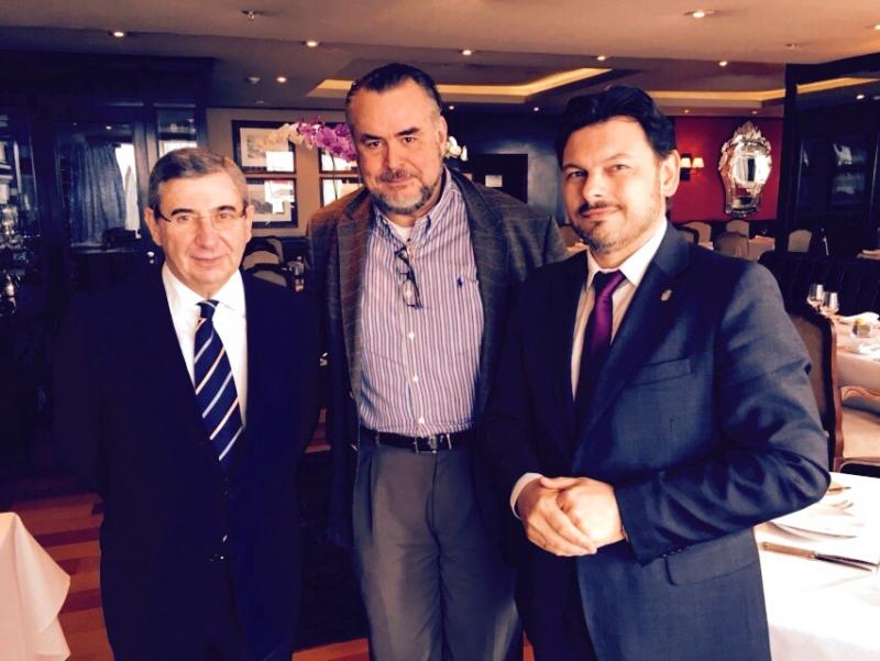 O secretario xeral da Emigración tamén mantivo unha xuntanza con Claudio Magnavita Castro, director da Convention and Visitors Bureau de Río de Xaneiro, na que trataron sobre o desenvolvemento do protocolo asinado en materia de promoción de Galicia e a participación do Bureau no futuro convenio que o desenvolva
