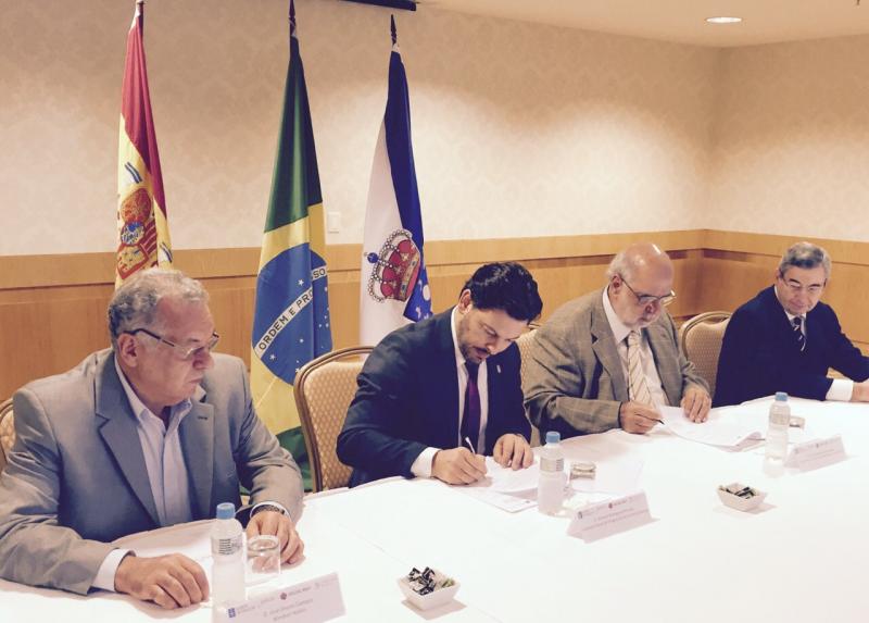 Imaxe da sinatura do protocolo. Por orde (de esquerda a dereita): José Oreiro (propietario da cadea Windsor), Antonio Rodríguez Miranda, Eloy Fernandez (presidente de Aega-Río) e Pablo Figueroa (Conselleiro de Emprego e Seguridade Social da Embaixada de España)