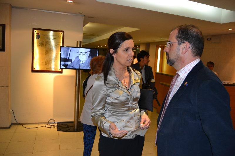 La presidenta del Parlamento de Galicia con el secretario de la Real Academia Galega