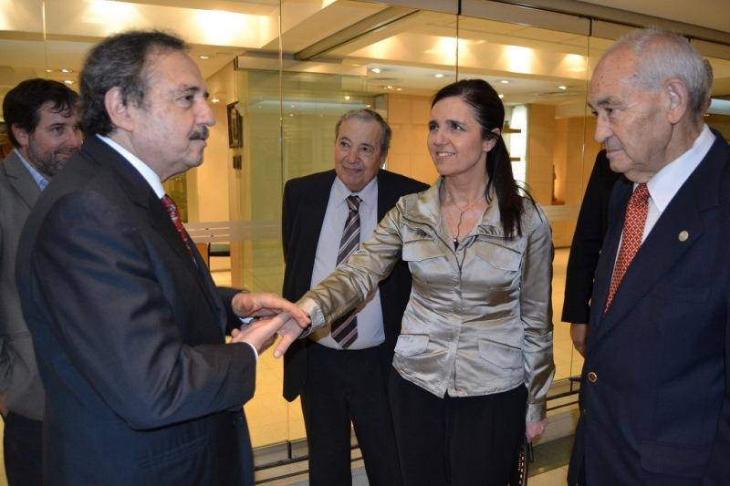 Pilar Rojo saluda a Ricardo Alfonsín, hijo del expresidente argentino Raúl Alfonsín