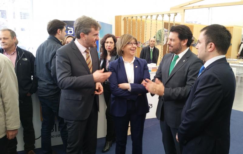 De izquierda la derecha: el alcalde de Burgos, la conselleira de Medio Rural y del Mar, el secretario xeral da Emigración y el presidente del Centro Galego en Burgos