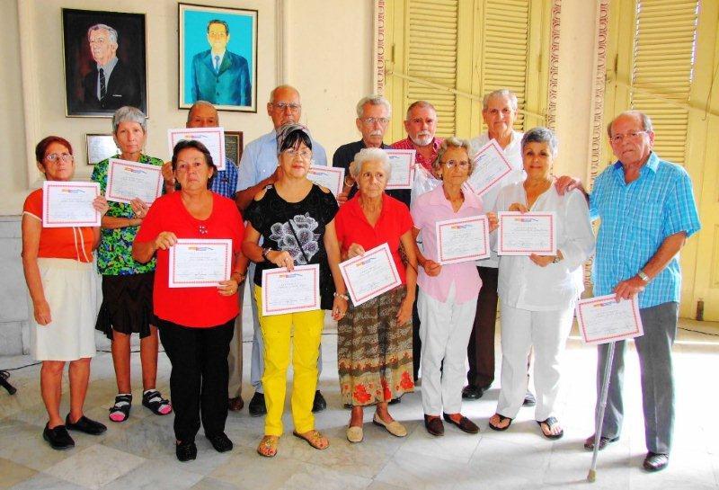 Na imaxe, cos seus diplomas, as e os homenaxeados por esta senlleira entidade galega en Cuba
