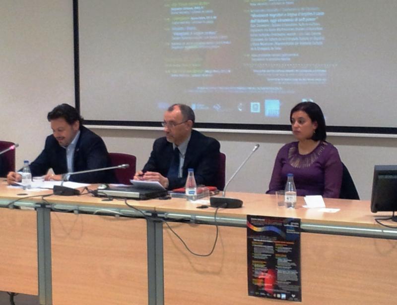 De esquerda a dereita: Antonio Rodríguez Miranda, Iñaki Bazán, e Rocío Dourado durante a conferencia que pronunciou o secretario xeral da Emigración esta mañá en Vitoria-Gasteiz